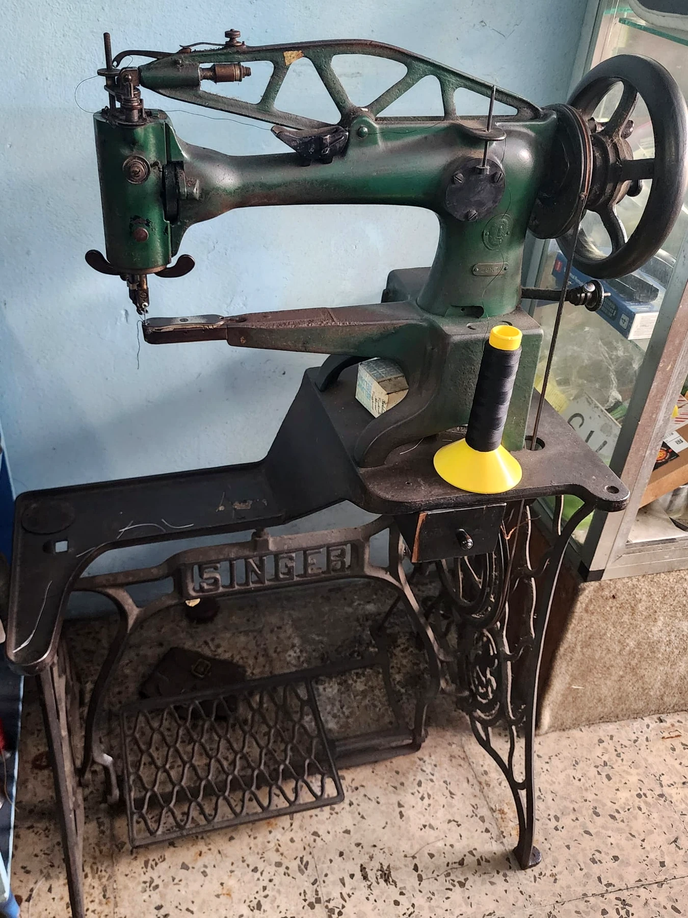 Máquina Singer para costura y ensambles