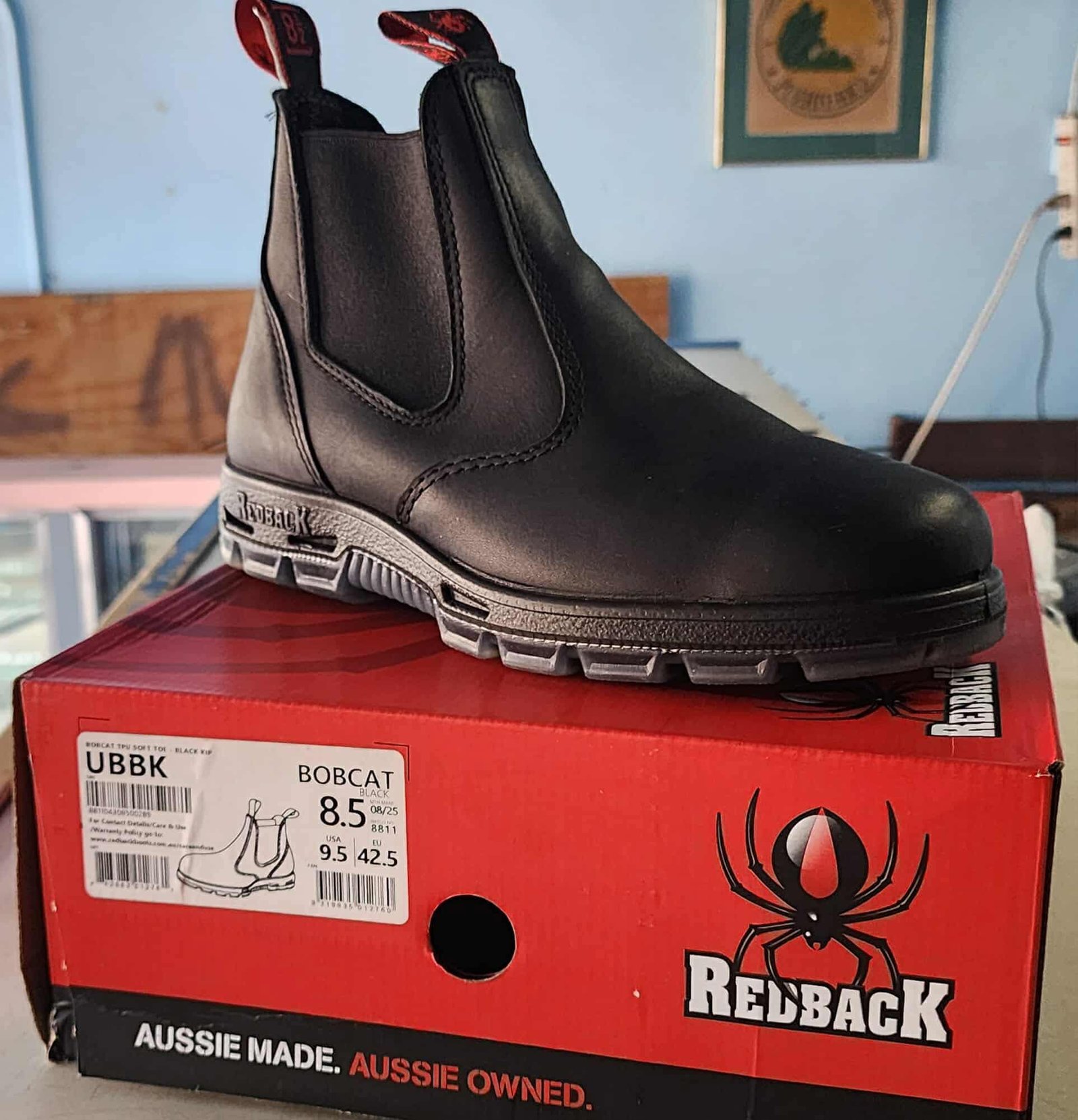 Bota Redback negra sobre caja roja