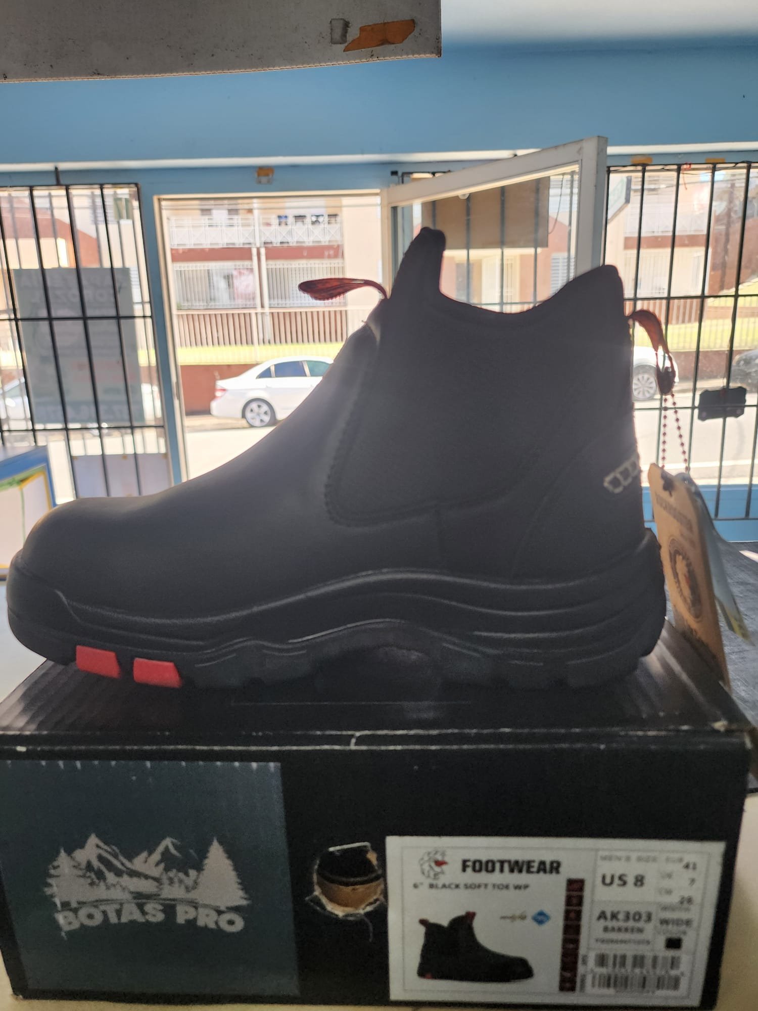 Bota Rooster negra sobre caja